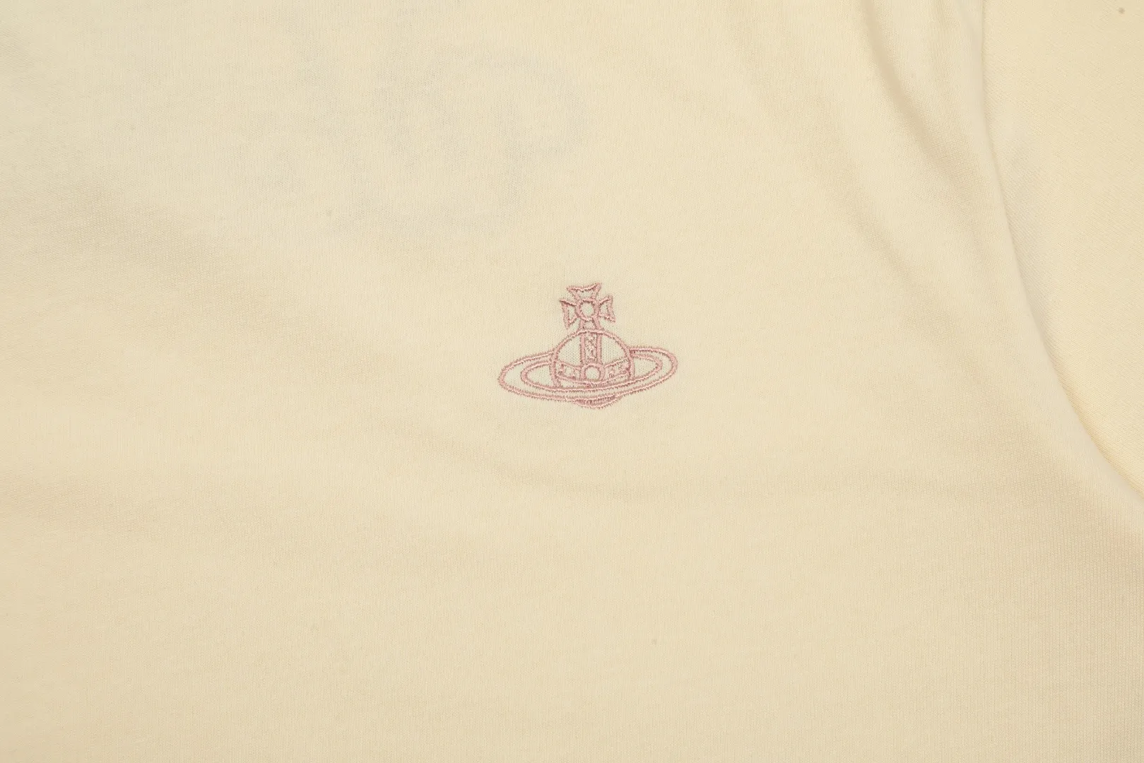 vivienne west wood Vivienne West Wood Three-dimensional patch embroidery short sleeves of Saturn Heavy Industry Heavy Industry Thousand-needle patch embroidery with cartoon logo on the back The hollow West Queen Mother logo on the front The combination of apricot and pink is very beautiful. The style with closed eyes. The full range of correct accessories. Every detail is completely restored and can be filled directly. Size: XS-L Color: Apricot